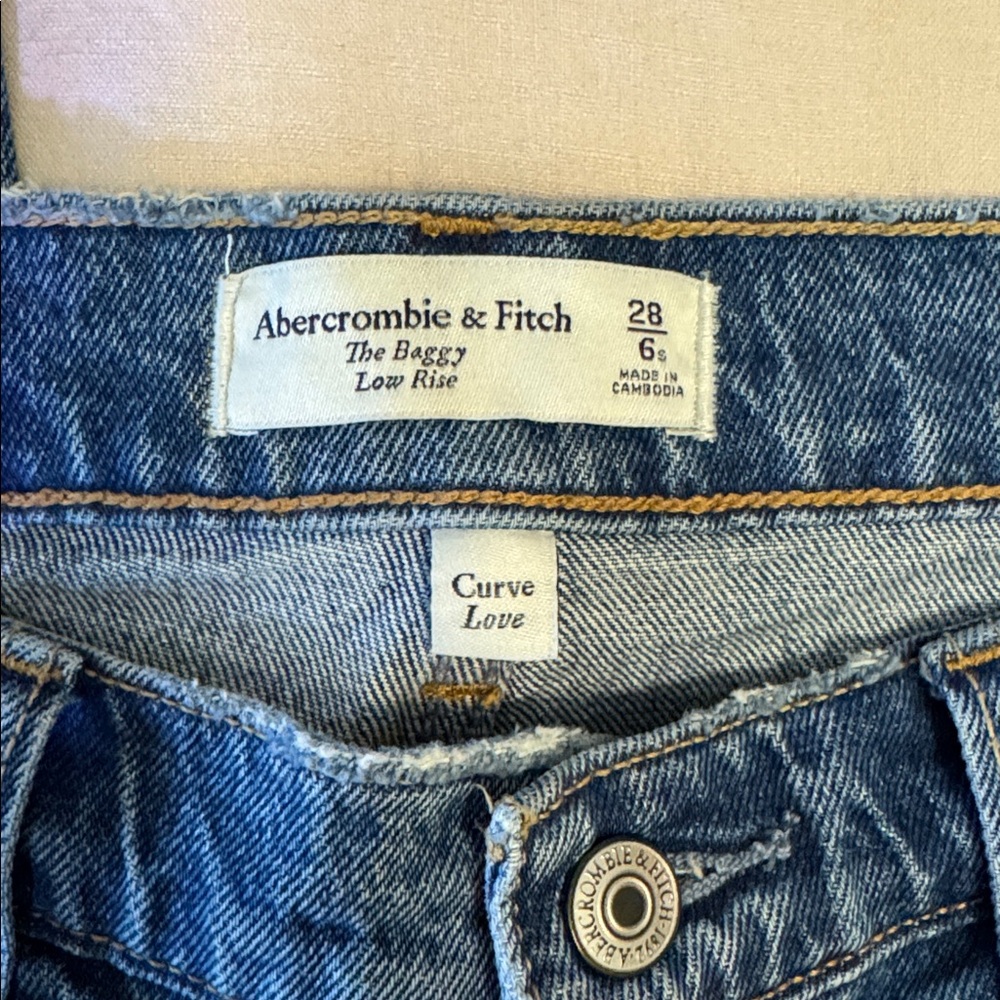 Abercrombie - Curve Love Low Rise Baggy Jean - Picture 2 of 6